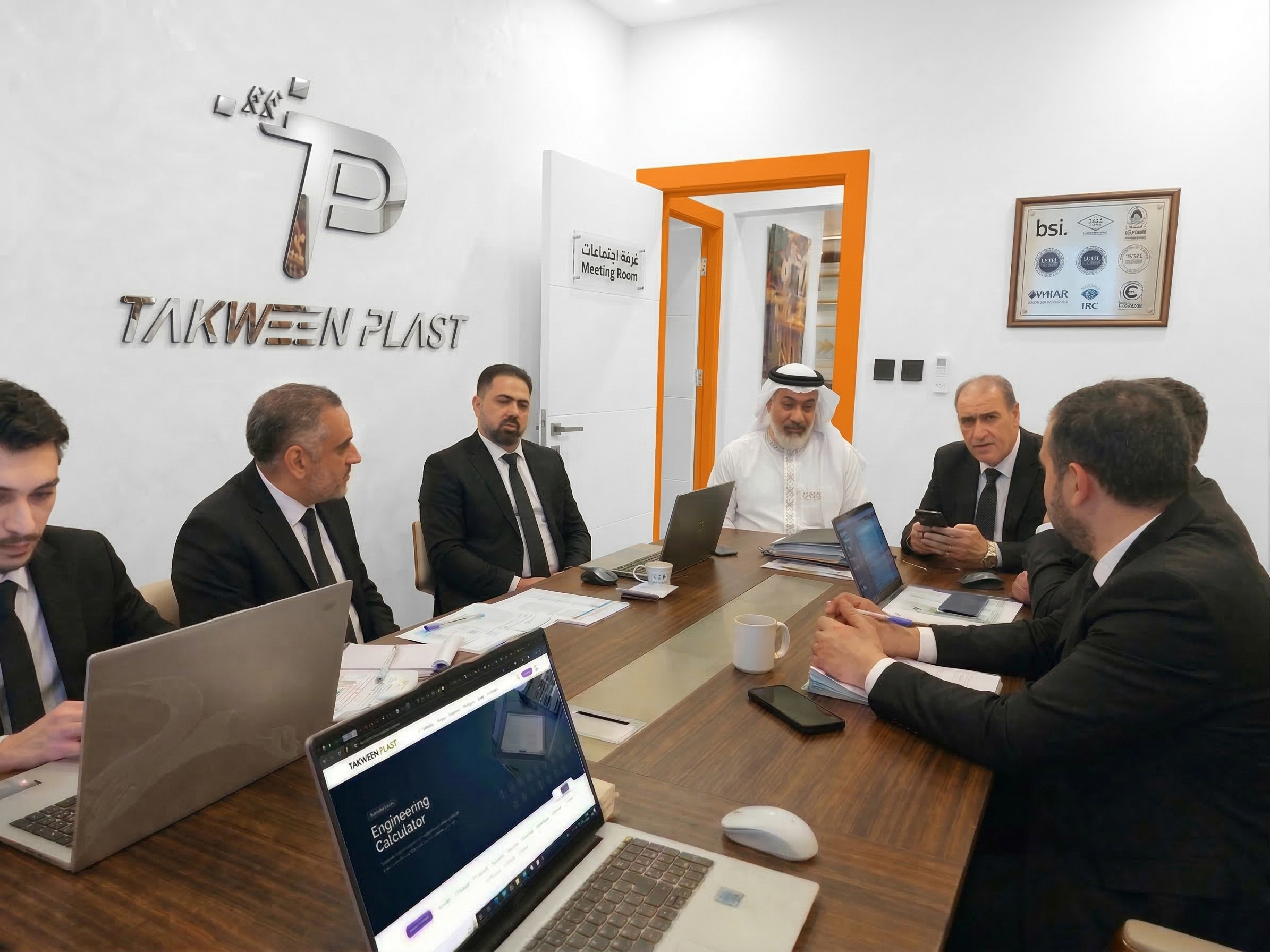الاجتماع الأول لفريق التطوير لدى شركة تكوين بلاست لمناقشة اطلاق الحاسبة الهيدروليكية لدعم قطاعات العمل في المملكة، وضم كل من السادة:
كنان الصوفي، حسين، معتصم، سيف